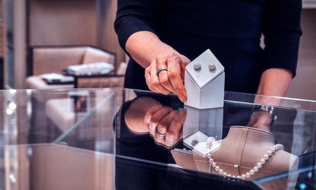 How to Market Luxury Ceremony Items to High-End Clientele Successfully