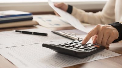 How Accounting Methods Influence Marketing Budget Allocation and ROI