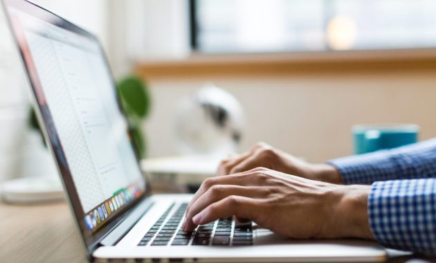 How Consumer Trends Influence Online Fashion Purchases